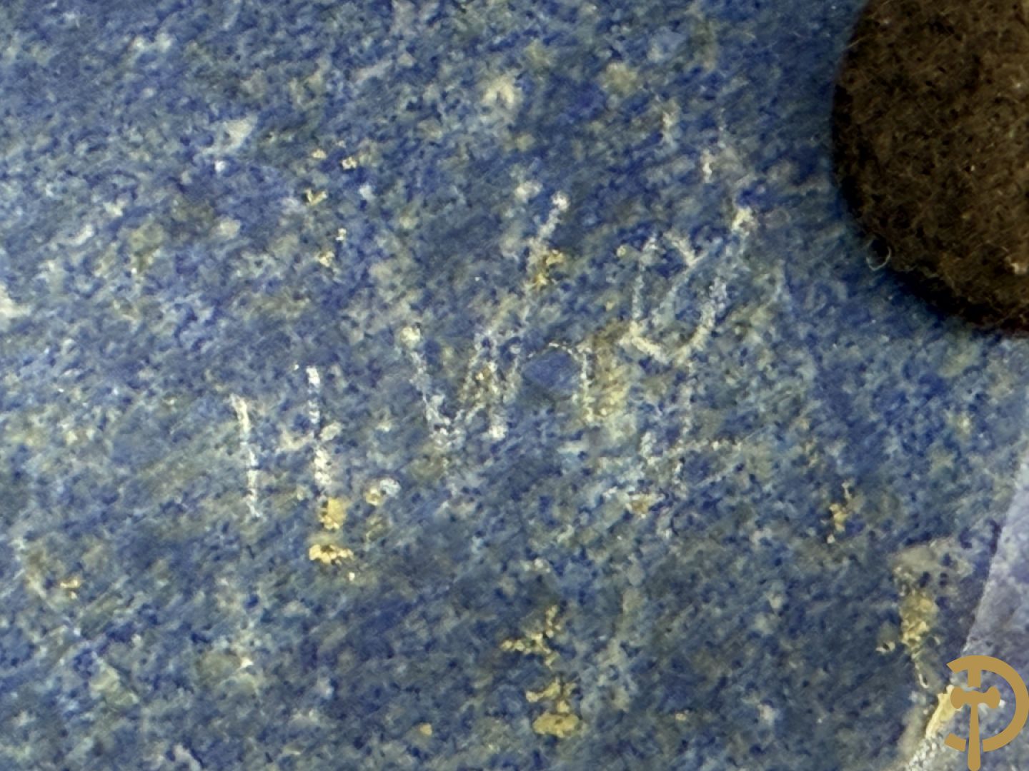 Wolf Helmut (getekend onderaan) twee ledige gepolierde schaal/bowl op voet van halfedelgesteente lapis lazuli met golvende rand onder getekend WOLF H. (Steinbildhauer, Edelsteingestalter, aus Kirschweiler, Idar-Oberstein) - (nieuwprijs 20.000 €)