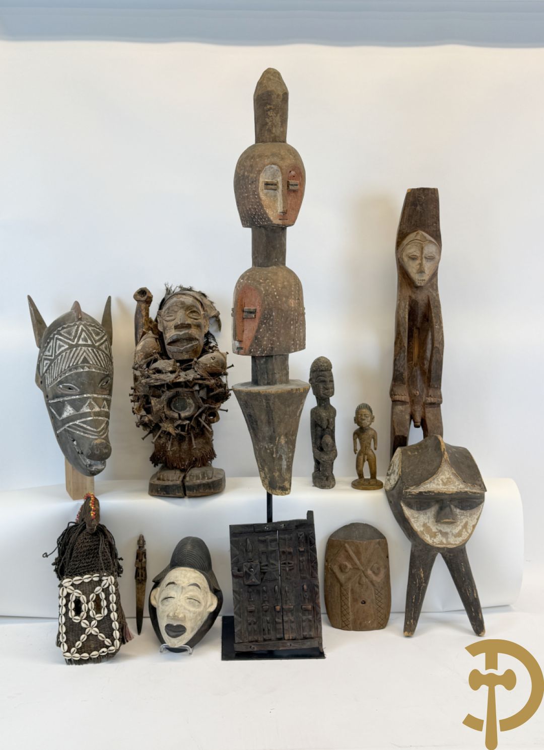 Afrikaanse sculpturen en maskers w.o. Sangye, Dogon, Lega