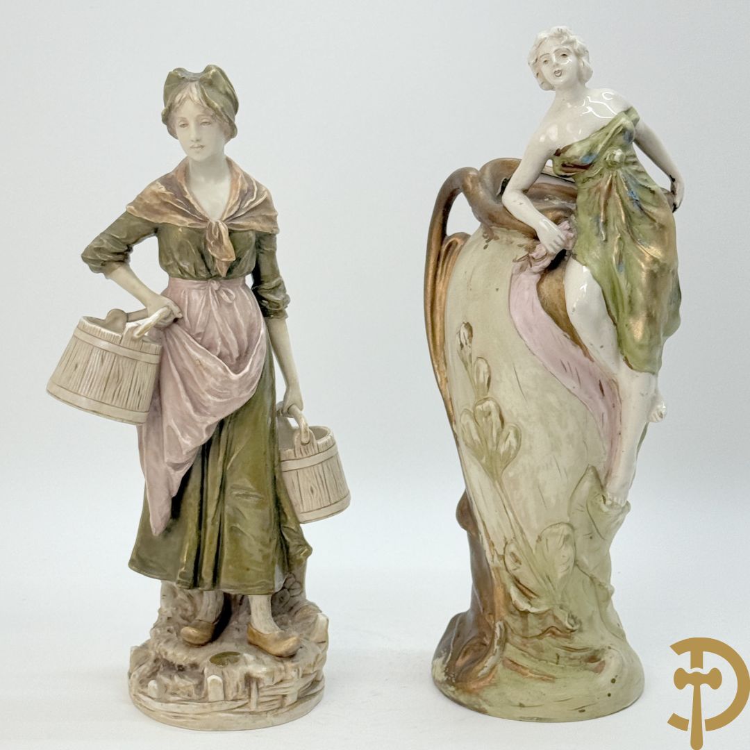 Royal Dux beeld van melkmeisje, onderaan genummeerd 1055 + vaas met zittende dame, Royal Dux stijl