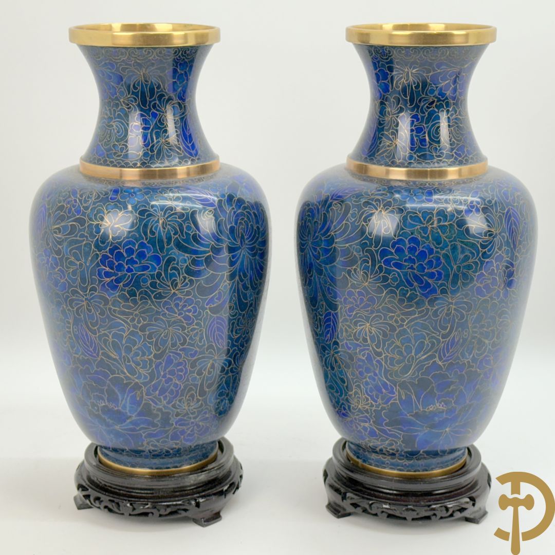 Paar blauwe cloisoné vazen met bloemendecor
