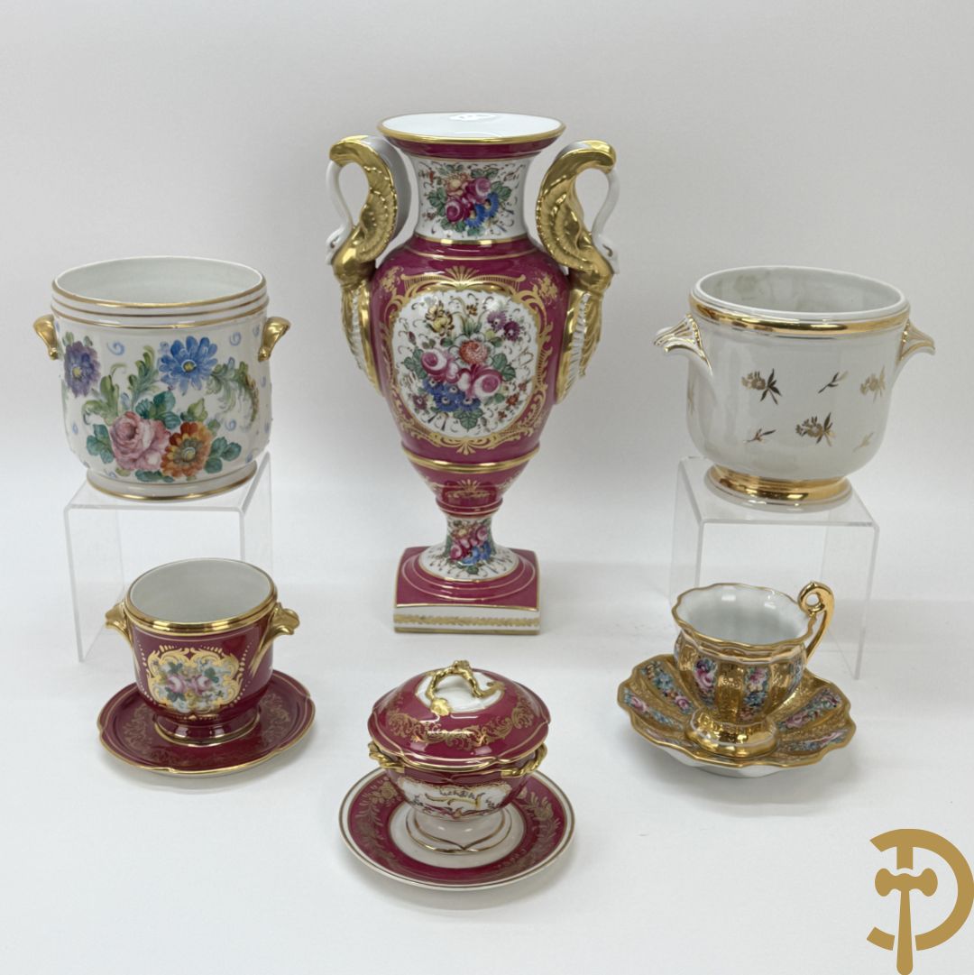 Handbeschilderde porseleinen siervaas met bloemenbeschildering en sfinxen + paar porseleinen cachepots met bloemendecor + 3 porseleinen  kopjes en schoteltjes