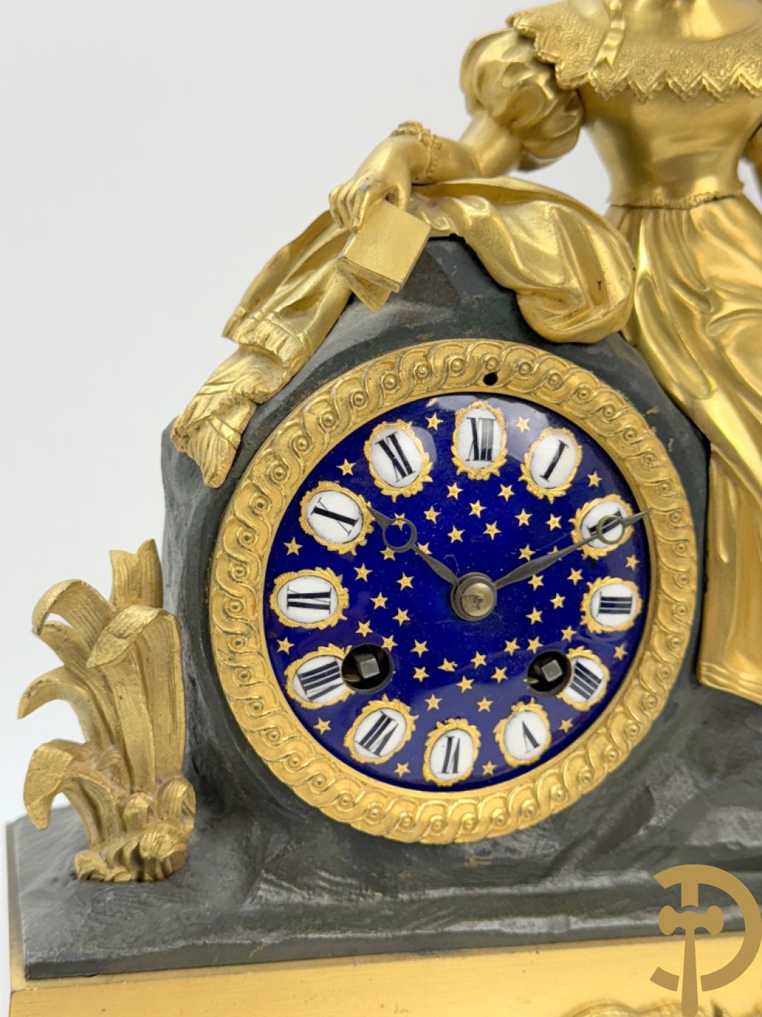 Vergulde pendule met liggende dame en wijzerplaat in blauw email, Charles X