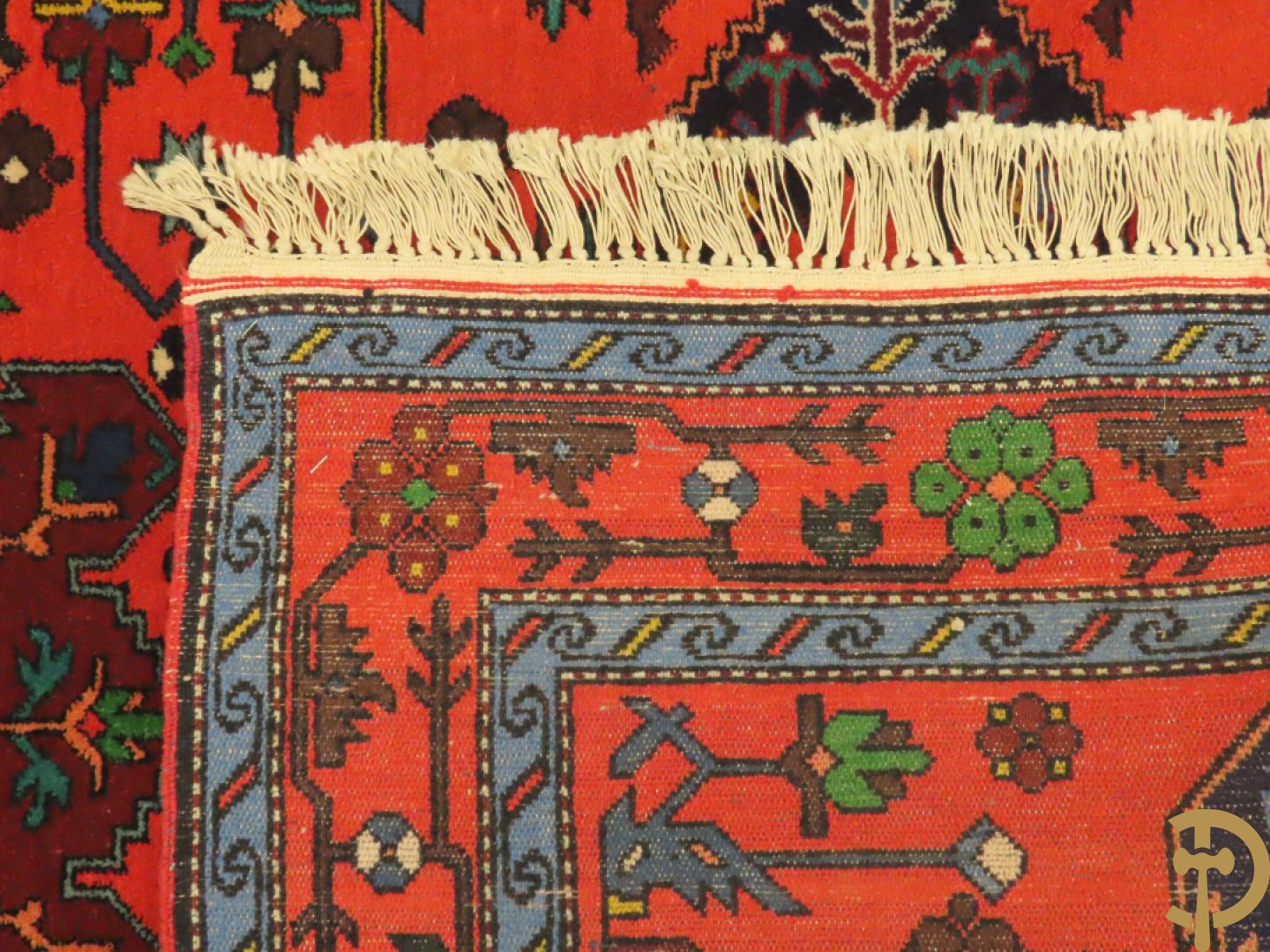 Oosters handgeknoopt tapijt Kaukasus met  geometrische blauwe motieven op rode fond