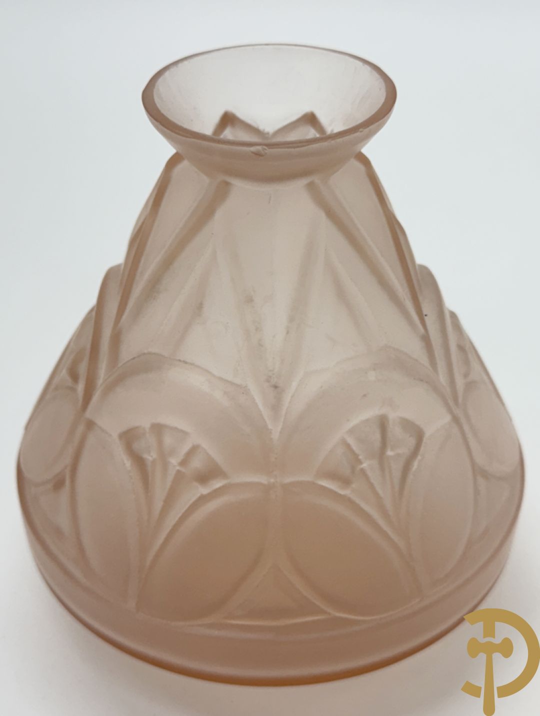 Geperste glazen Art deco vaas, Scailmont H.H. gemerkt  (Henri Heemkerk) + pique fleur in geperst glas met bloemenmotieven Scailmont gemerkt