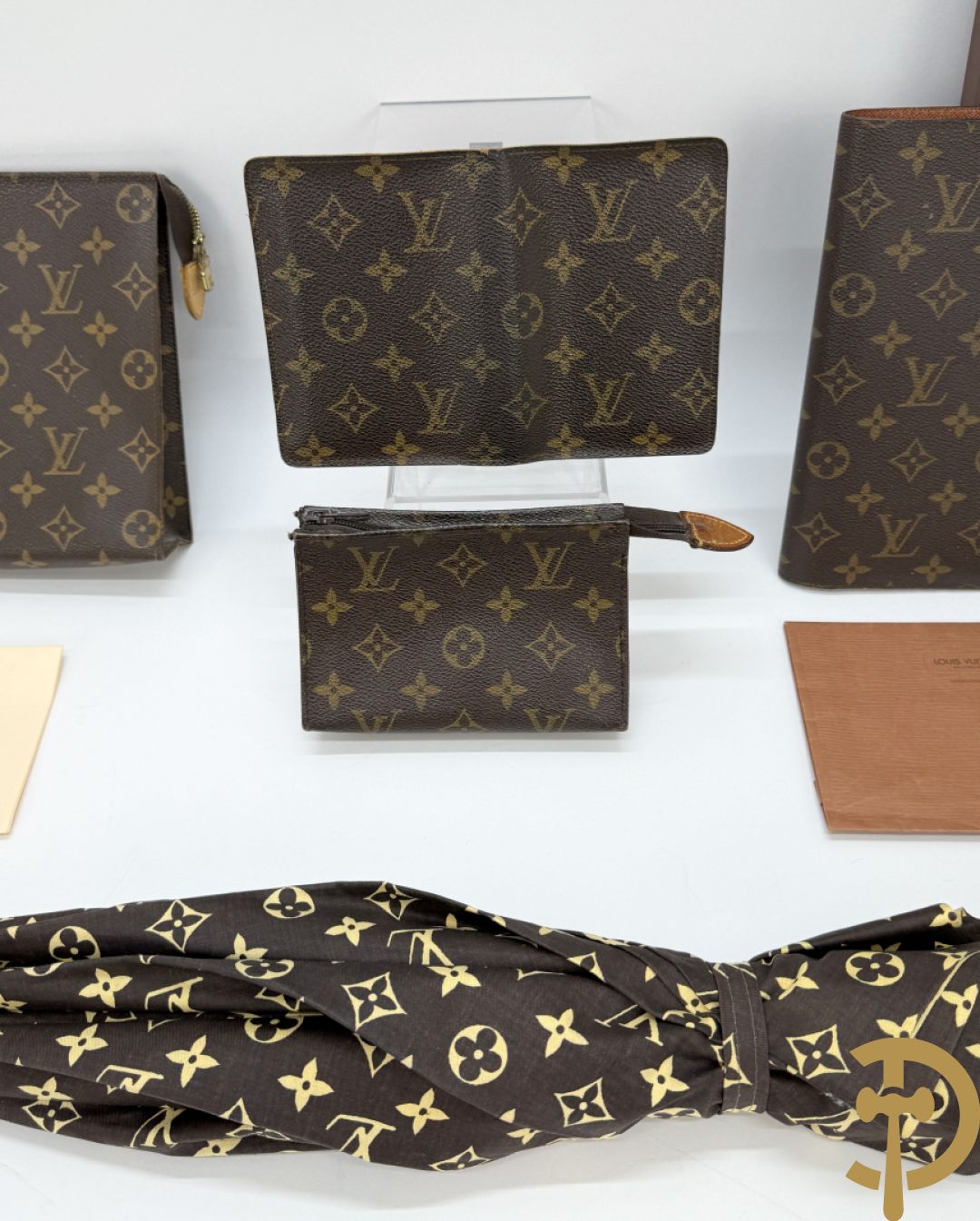 Grote en kleine toiletzak Louis Vuitton + agenda 2001  + portefeuille + tag + paraplu