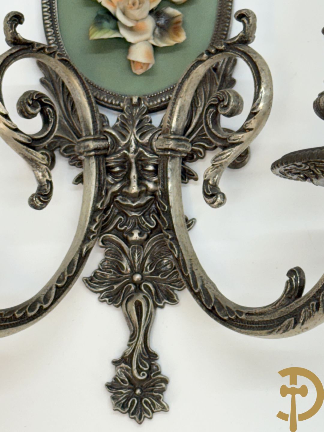 Paar verchroomde bronzen twee-armige applieken met porseleinen bloemen bezet