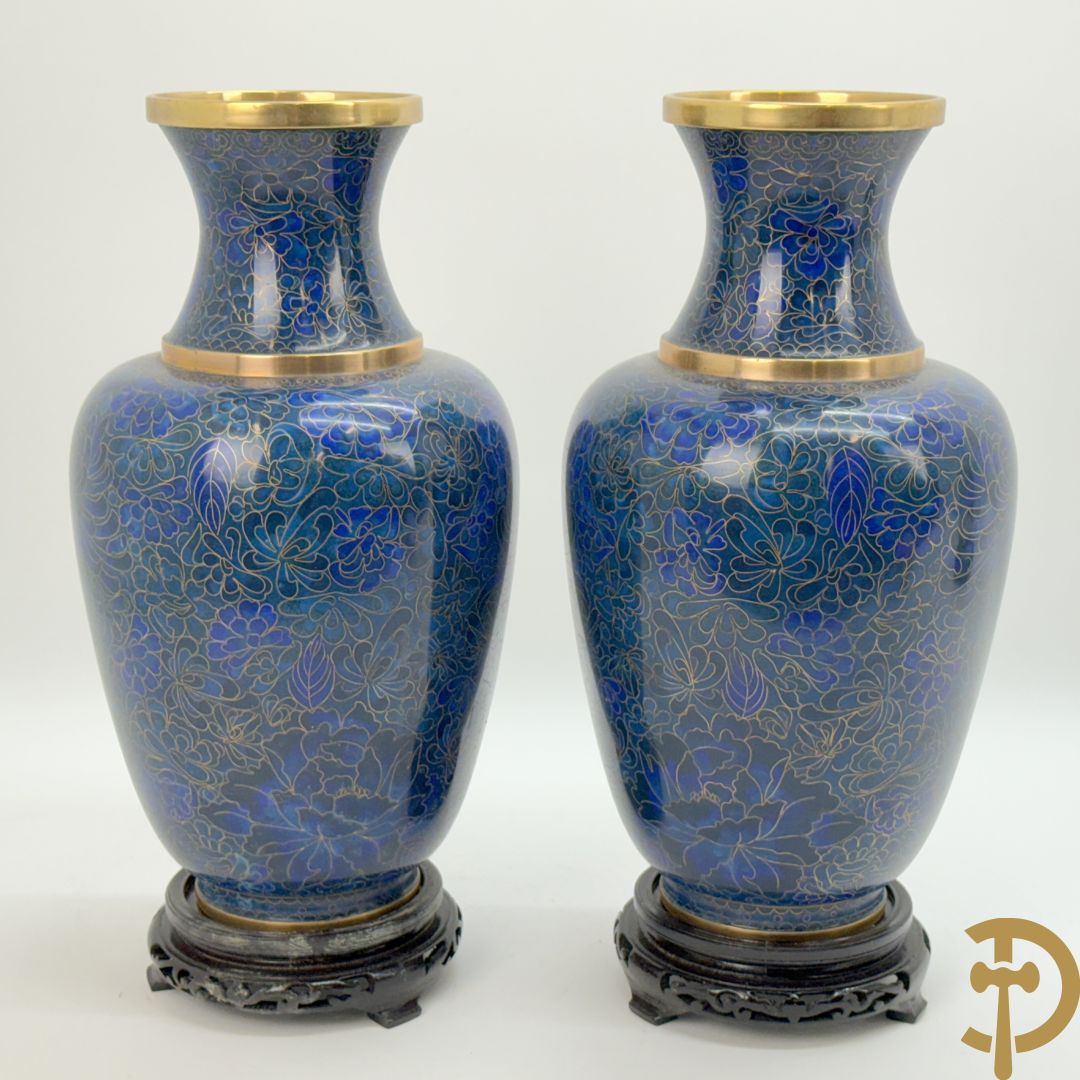 Paar blauwe cloisoné vazen met bloemendecor