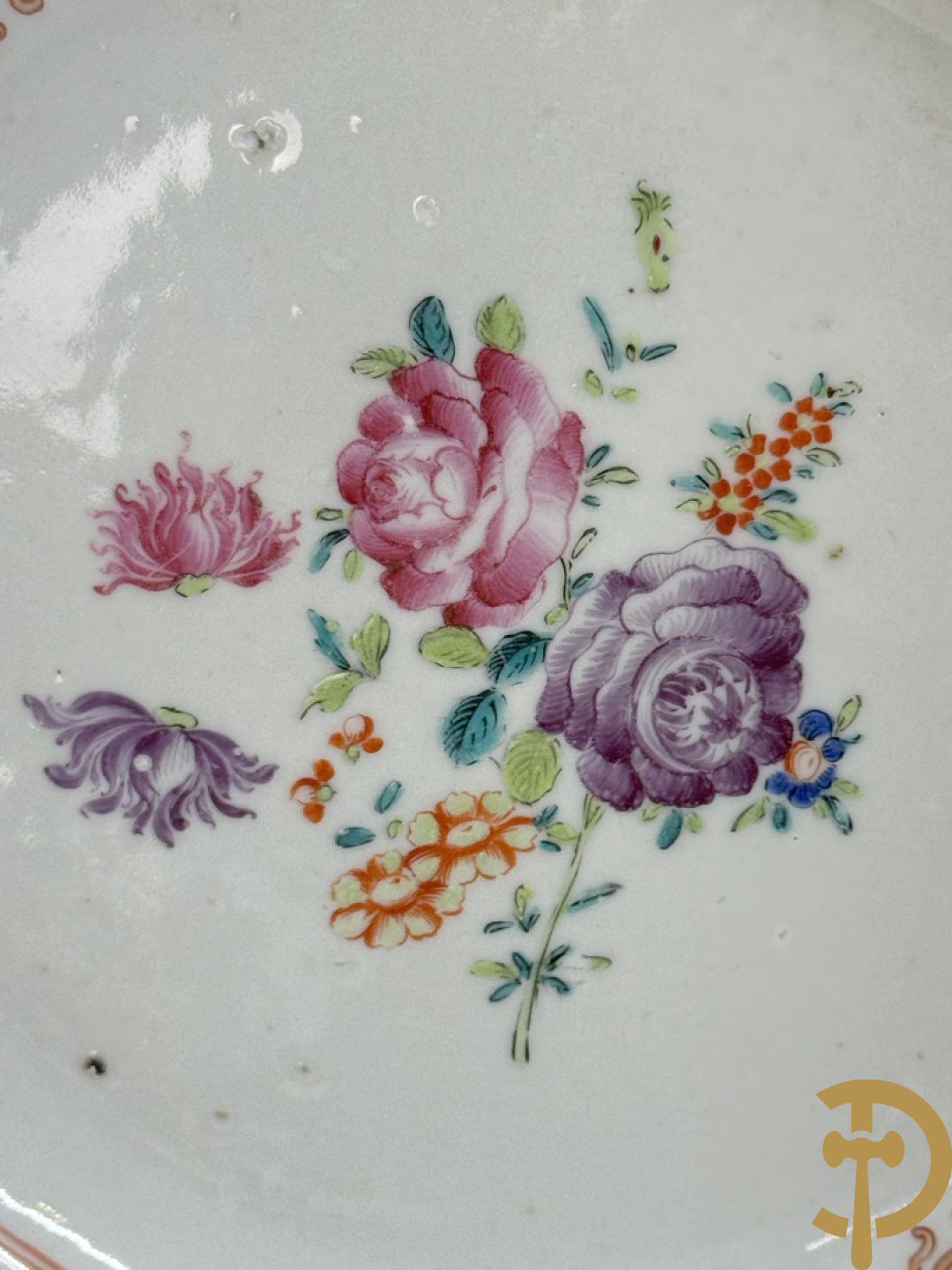 Negen Famille rose bordjes w.o. zes plat gekartelde, 1 diep gekartelde en 2 vlakke met bloementaferelen