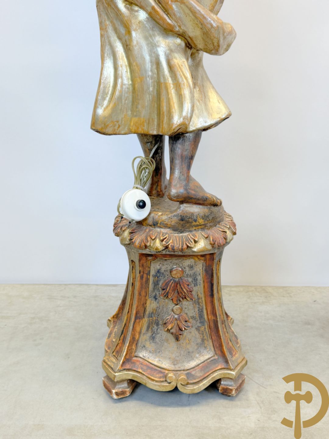Paar gepolychromeerde dames op sokkel, bekroond met achtarmige kandelaar met lichtpunten en bellen, Italiaans, jaren 
