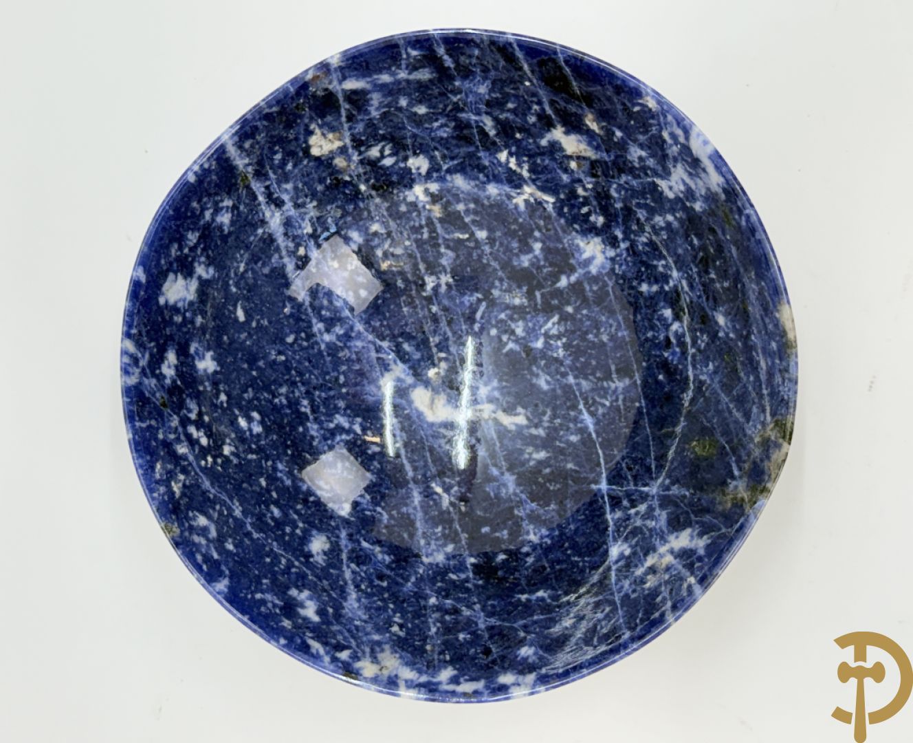 Wolf Helmut (getekend onderaan) Gepolierde schaal/bowl van blauw/wit sodaliet met golvende rand onder getekend WOLF H. (Steinbildhauer, Edelsteingestalter, aus Kirschweiler, Idar-Oberstein),