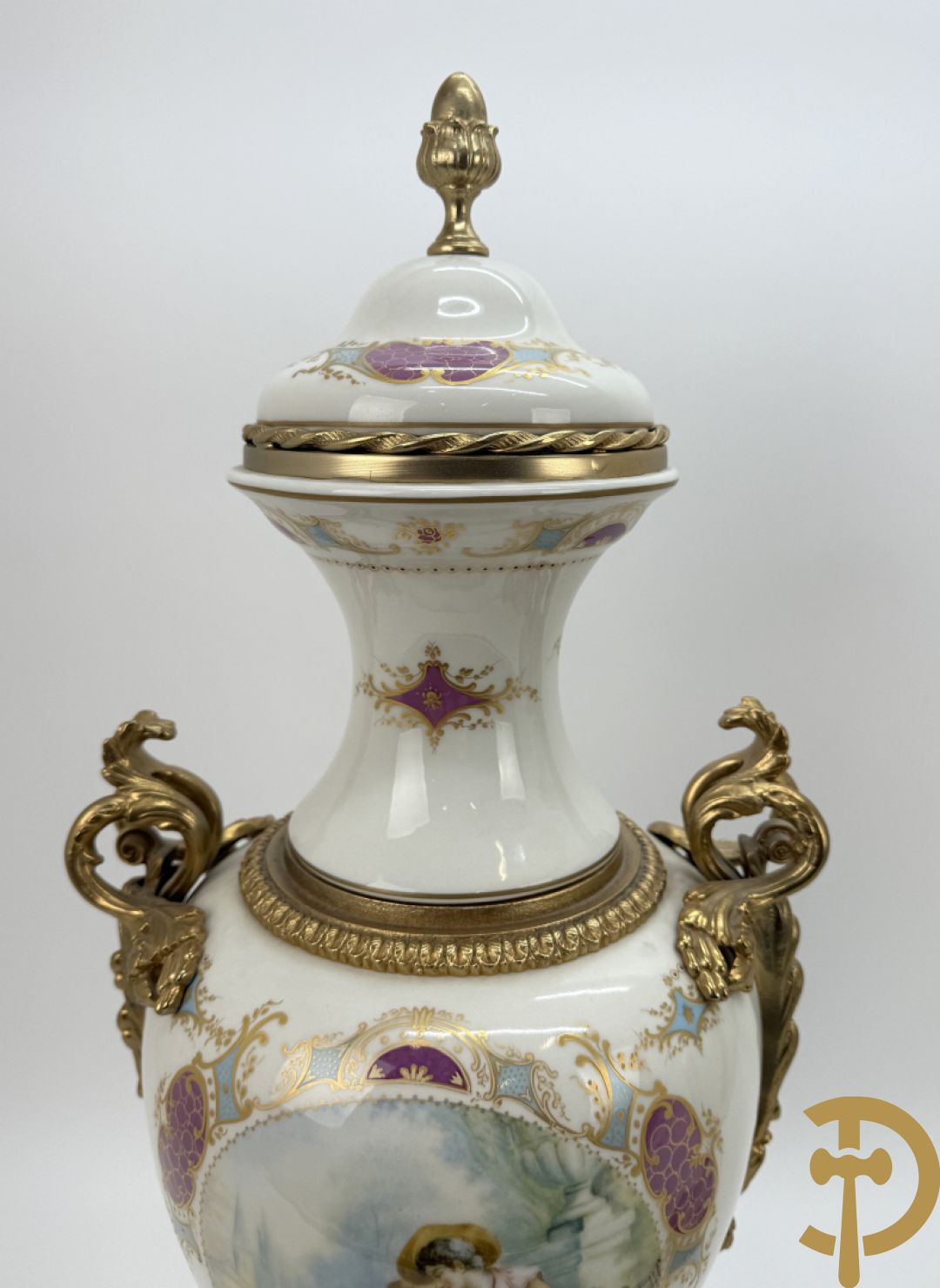 Paar porseleinen Sèvres stijl dekselpotiches met dubbel bedrukt romantisch decor en bezet met bronzen ornamenten