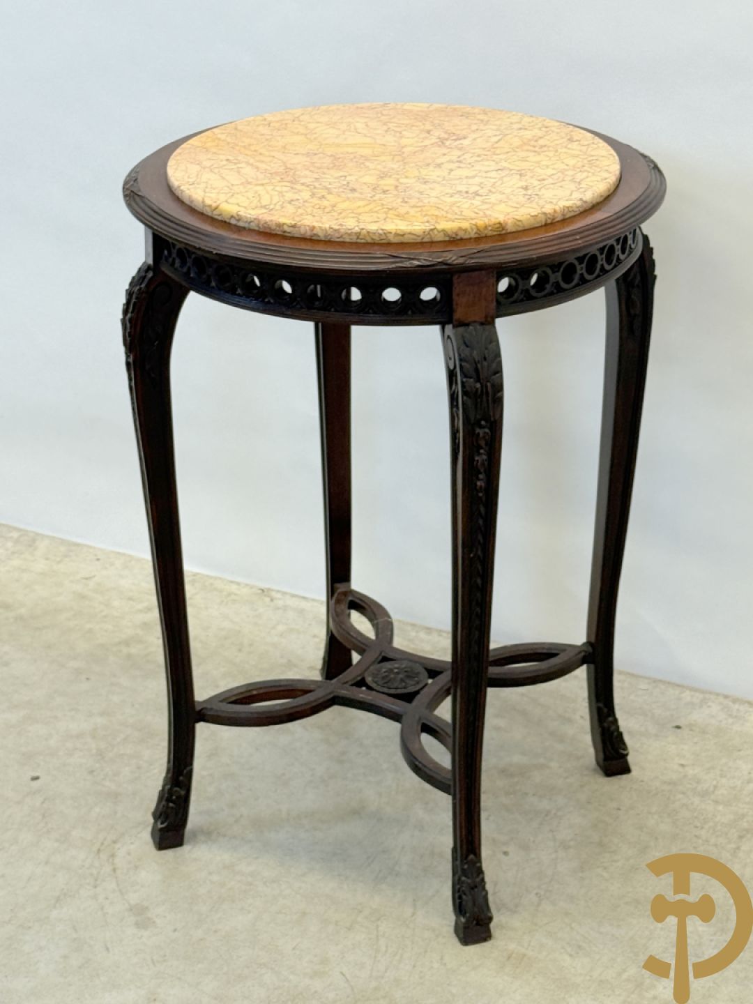 Notelaren bijzettafel met marmeren blad op voluutvormige poten