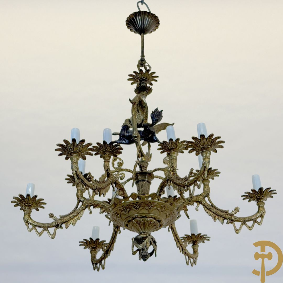 Koperen twaalfarmige luchter bezet met fee