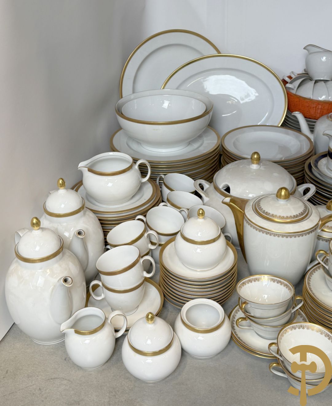 Wit porseleinen servies met vergulde rand, Eschenbach Germany + porseleinen servies met blauwe rand, Winterling Kirchenlamitz Bavaria