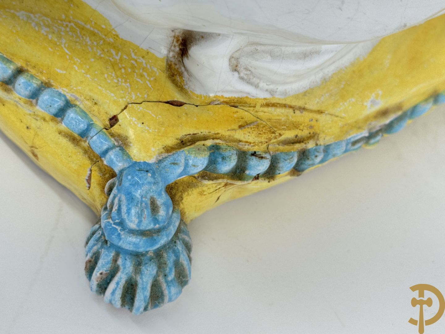 Italiaanse keramieken neergezeten witte windhond op kussen