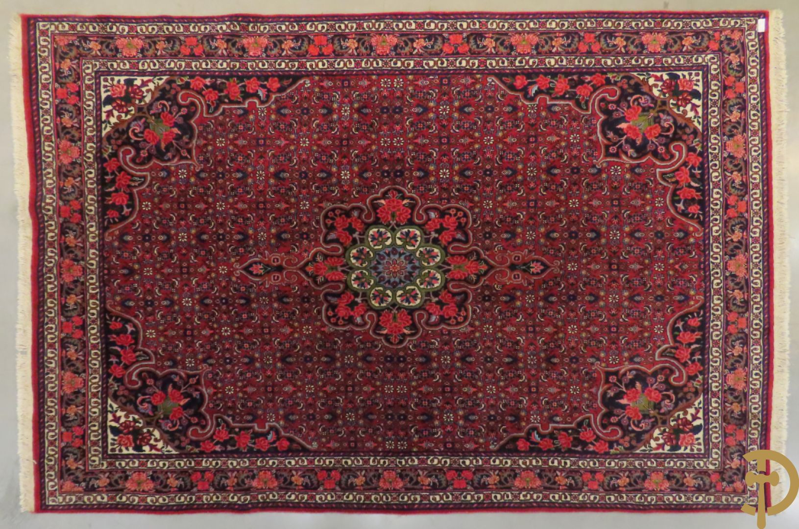 Oosters handgeknoopt tapijt met bloemenpatronen op rode fond