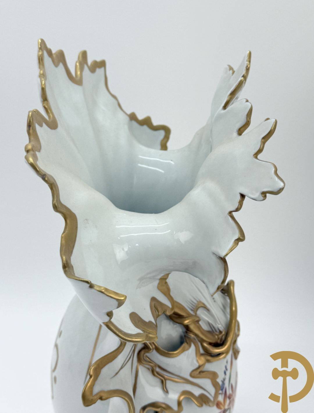 Paar porseleinen cornetvazen met bloemendecor, deels verguld, gemerkt Capo di Monte