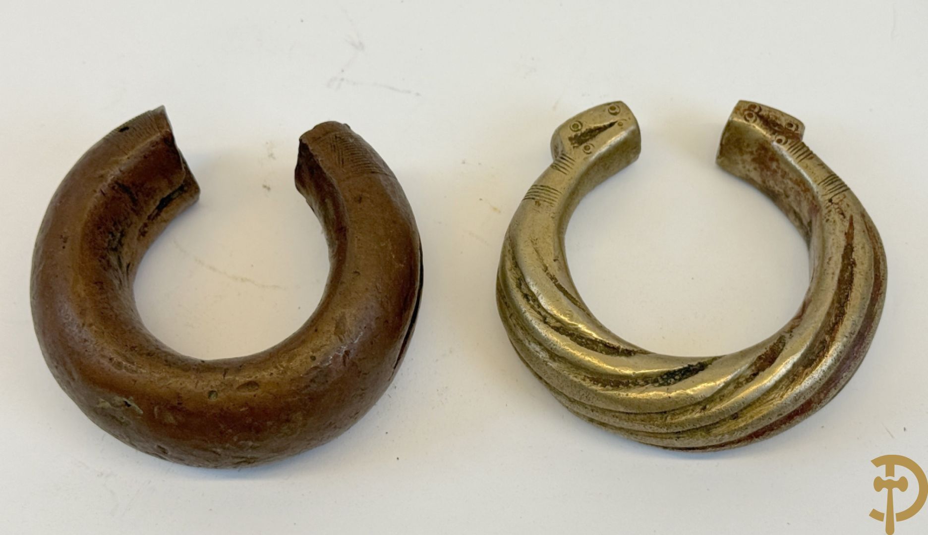 Zes Afrikaanse machetes, 4 speren, bronzen ruilmiddel en 2 bronzen armbanden