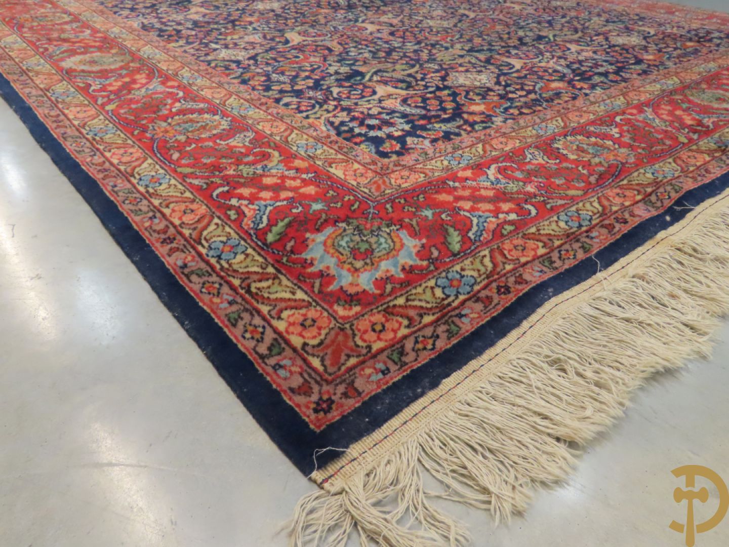 Oosters handgeknoopt tapijt met meanderend geometrisch motief en accanthusranken op blauwe fond