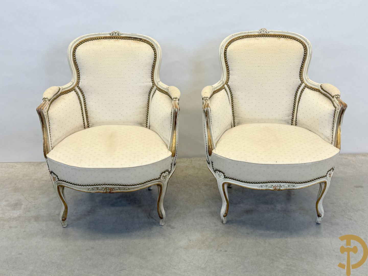 Paar wit gemonochromeerde Louis XV bergères