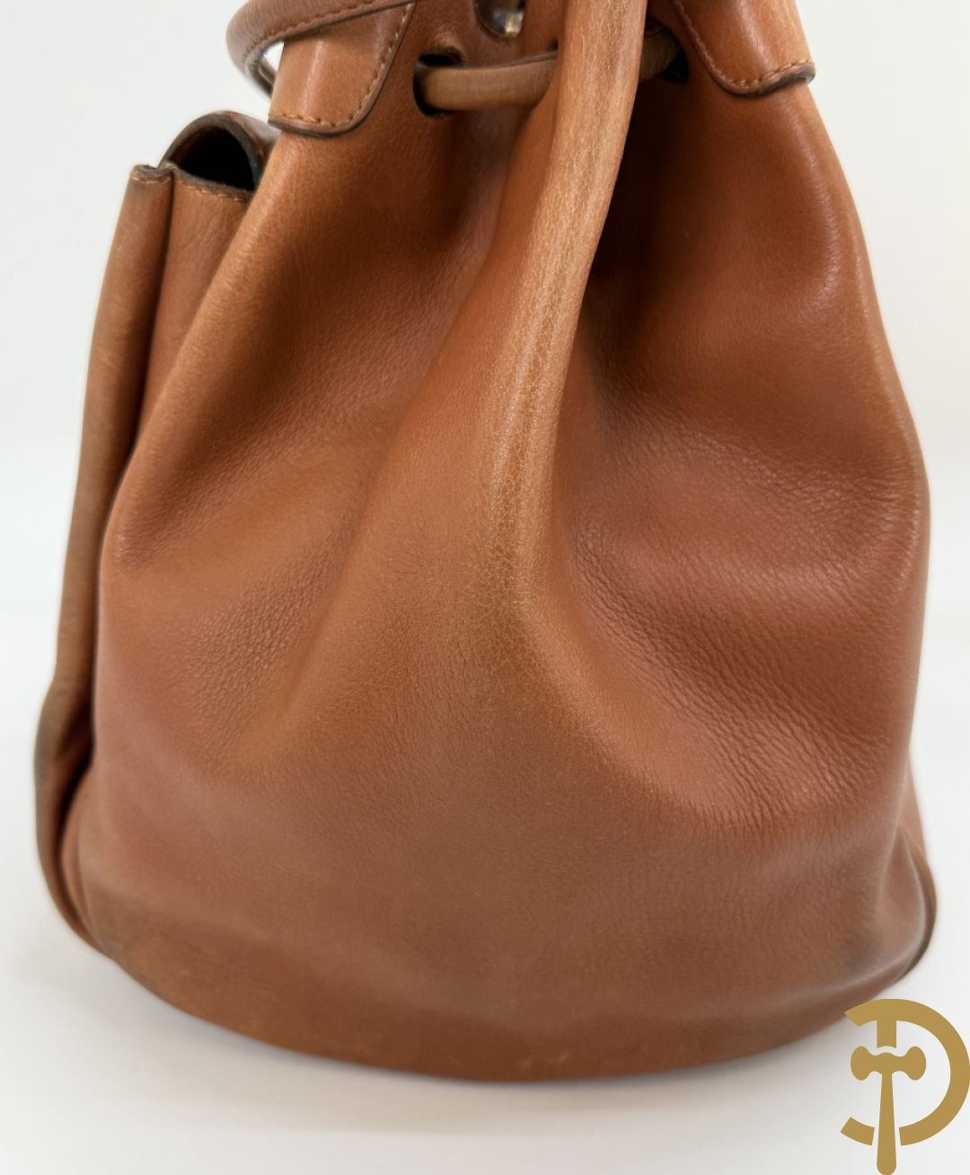 Bruin lederen handtas Delvaux + cognac lederen schoudertas Equivoque Delvaux