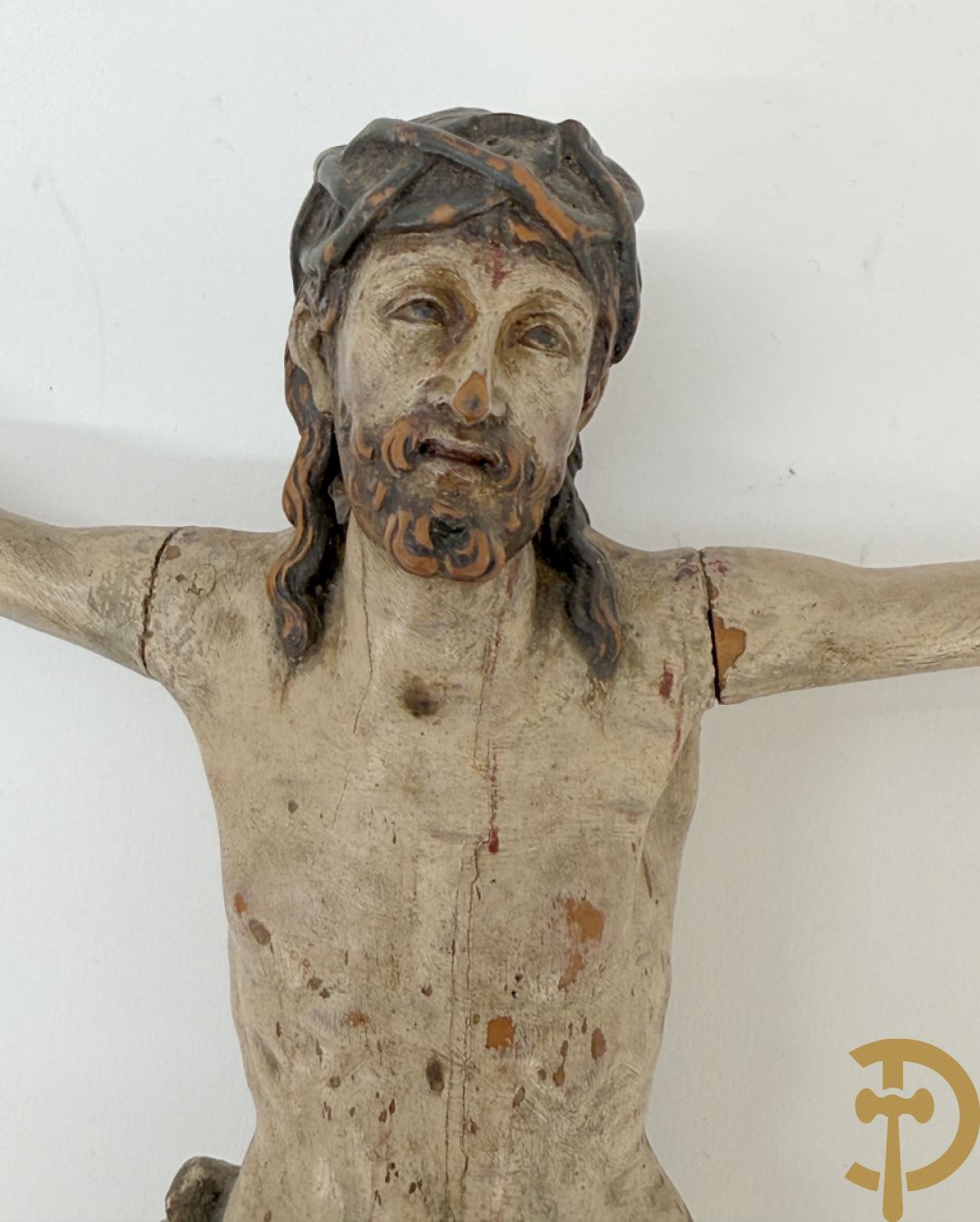 Twee houtgesculpteerde en gepolychromeerde corpussen, 18e