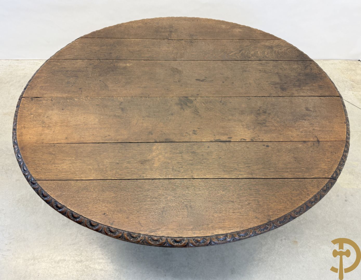 Eiken ovale jachttafel met 4 verschillende dieren + zes stoelen met canage op getorste poten (verschillende modellen)