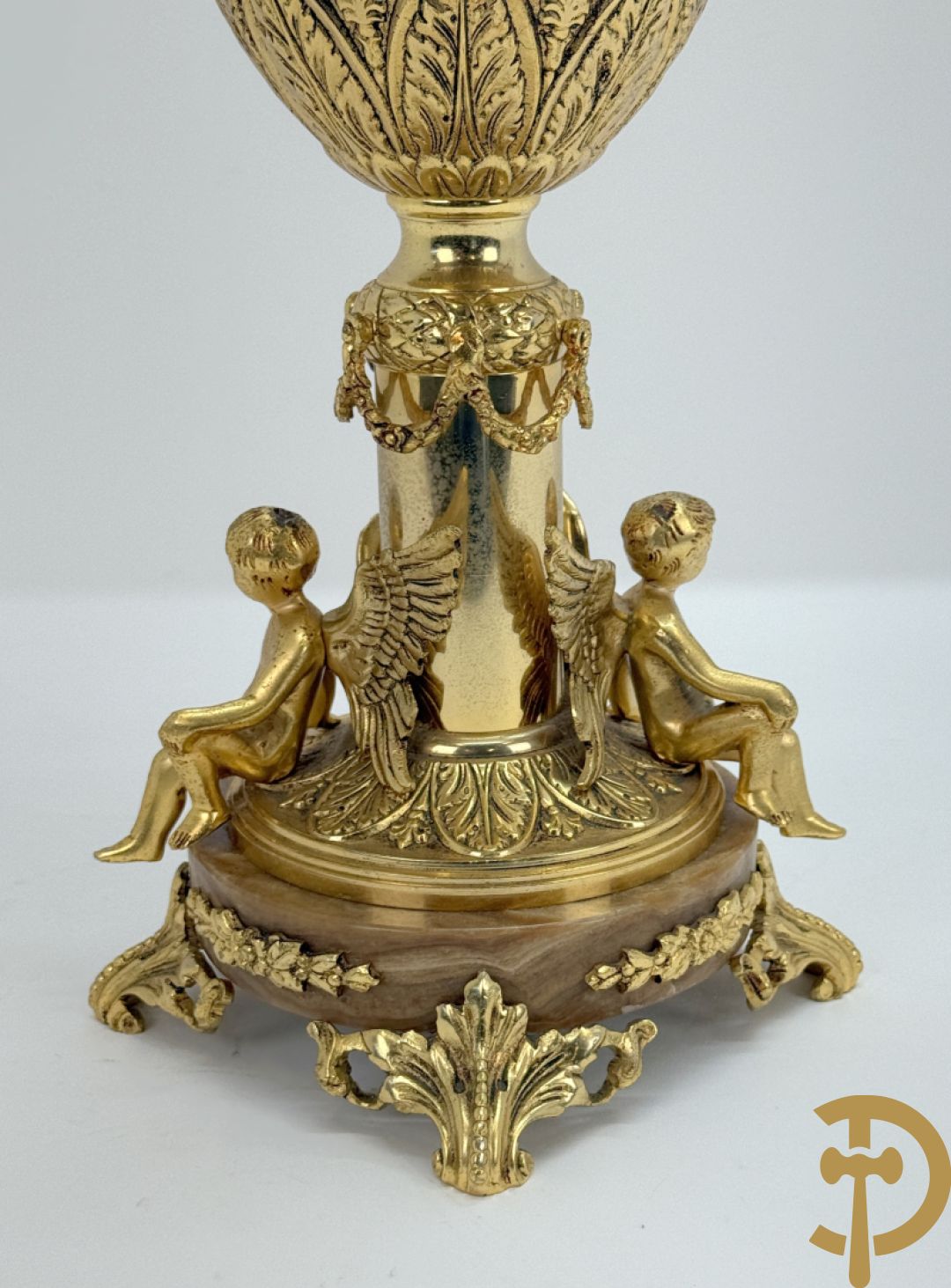 Vuurvergulde bronzen amfoorvaas met basrelief van dame en bezet met cupido