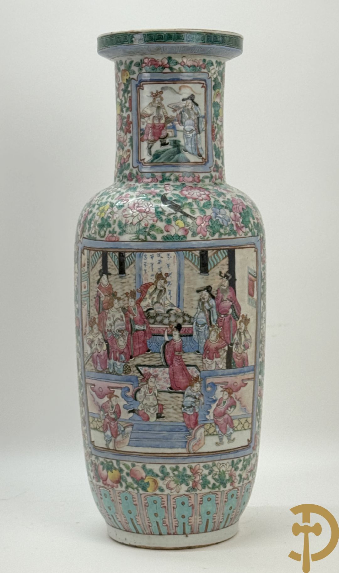 Chinese porseleinen vaas met geanimeerd decor en fond van bloemen, Kanton 19e