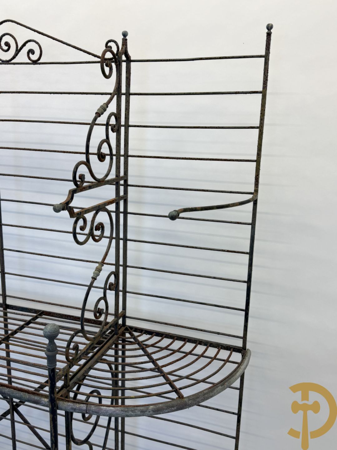 Ijzeren verweerd bakkersrek met afgeronde zijkanten