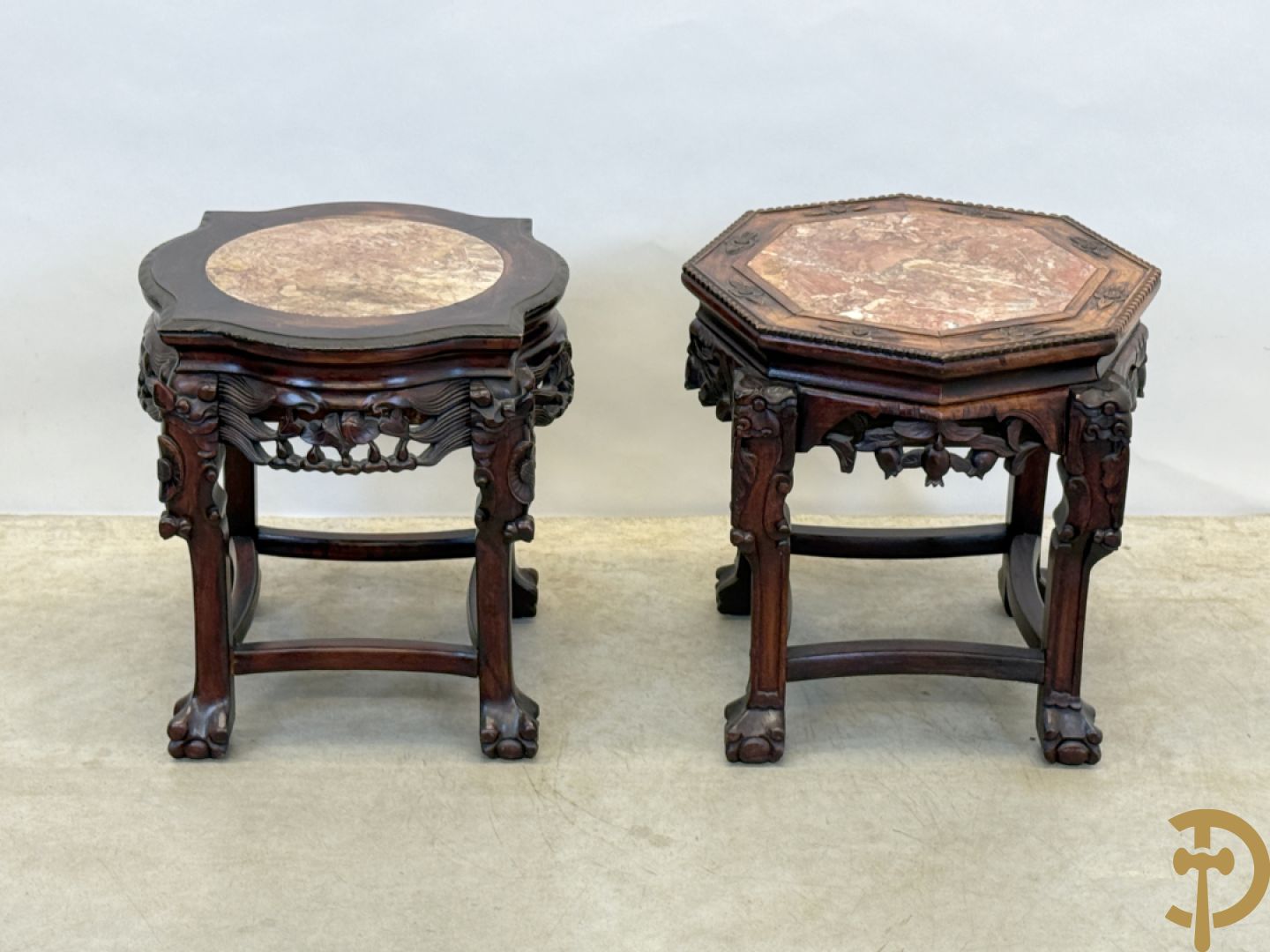 Achthoekige en afgeronde Chinese sokkel met sculptuur