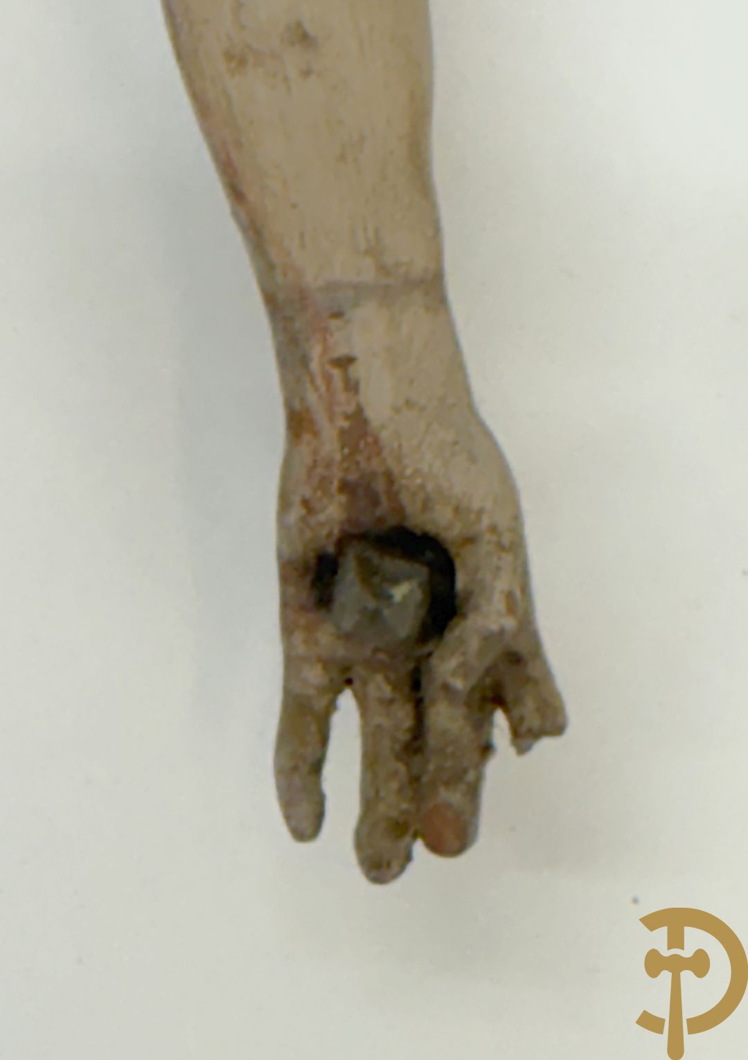 Twee houtgesculpteerde en gepolychromeerde corpussen, 18e