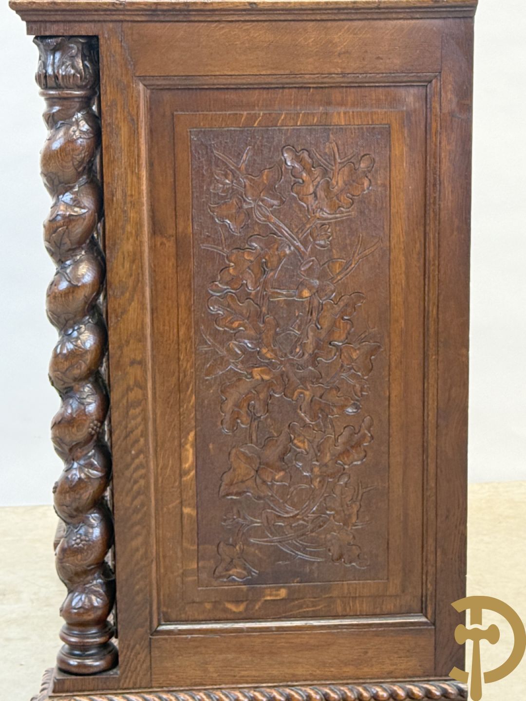 Massief eiken jacht deux-corps, bovenaan met vitrine, zijdelings met getorste zuilen, onderaan met sculptuur van everzwijn en eikebladranken