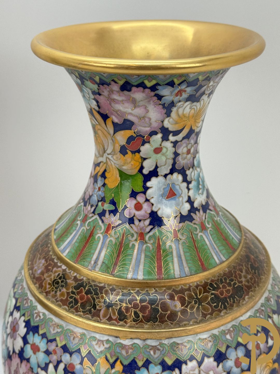 Paar cloisoné vazen met kleurrijk bloemendecor op houten sokkel