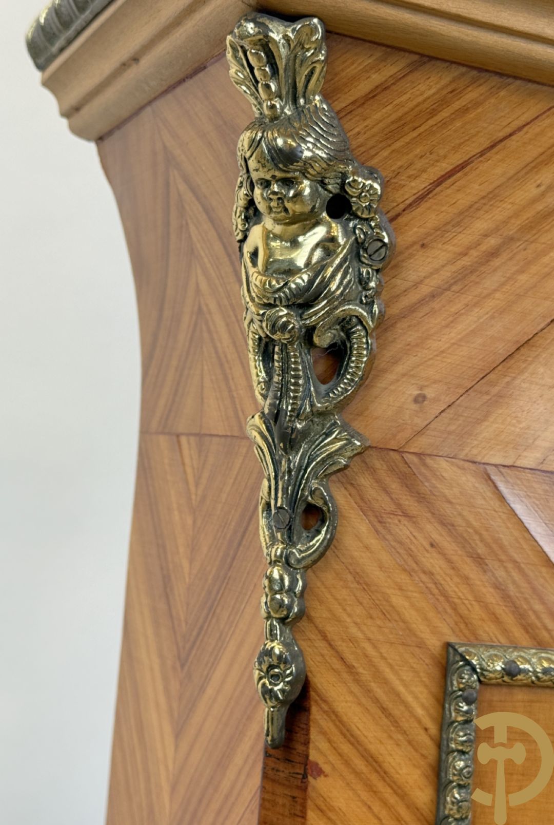 Notelaren pendule met bloemenmarquetterie en bronsbeslag, bovenaan bekroond met bronzen figuur - met bijhorende sokkel in notelaar met bronsbeslag