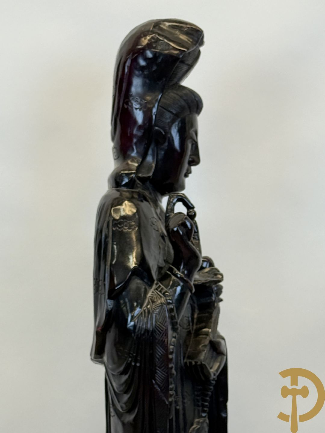 Aziatische houtsculptuur van Guanying met lotusbloem en drakenfiguur aan de voet