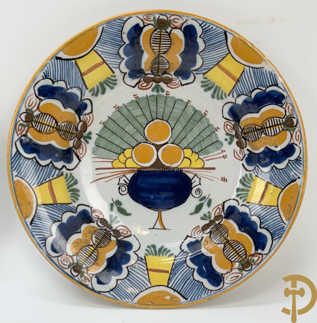 Paar Delftse meerkleurige pauwenstaartbordjes, achteraan gemerkt