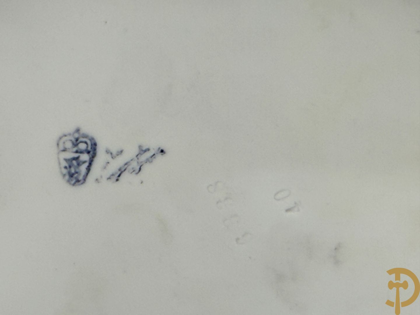 Biscuit beeld met leeuwen trekkende een open koets, getekend onderaan