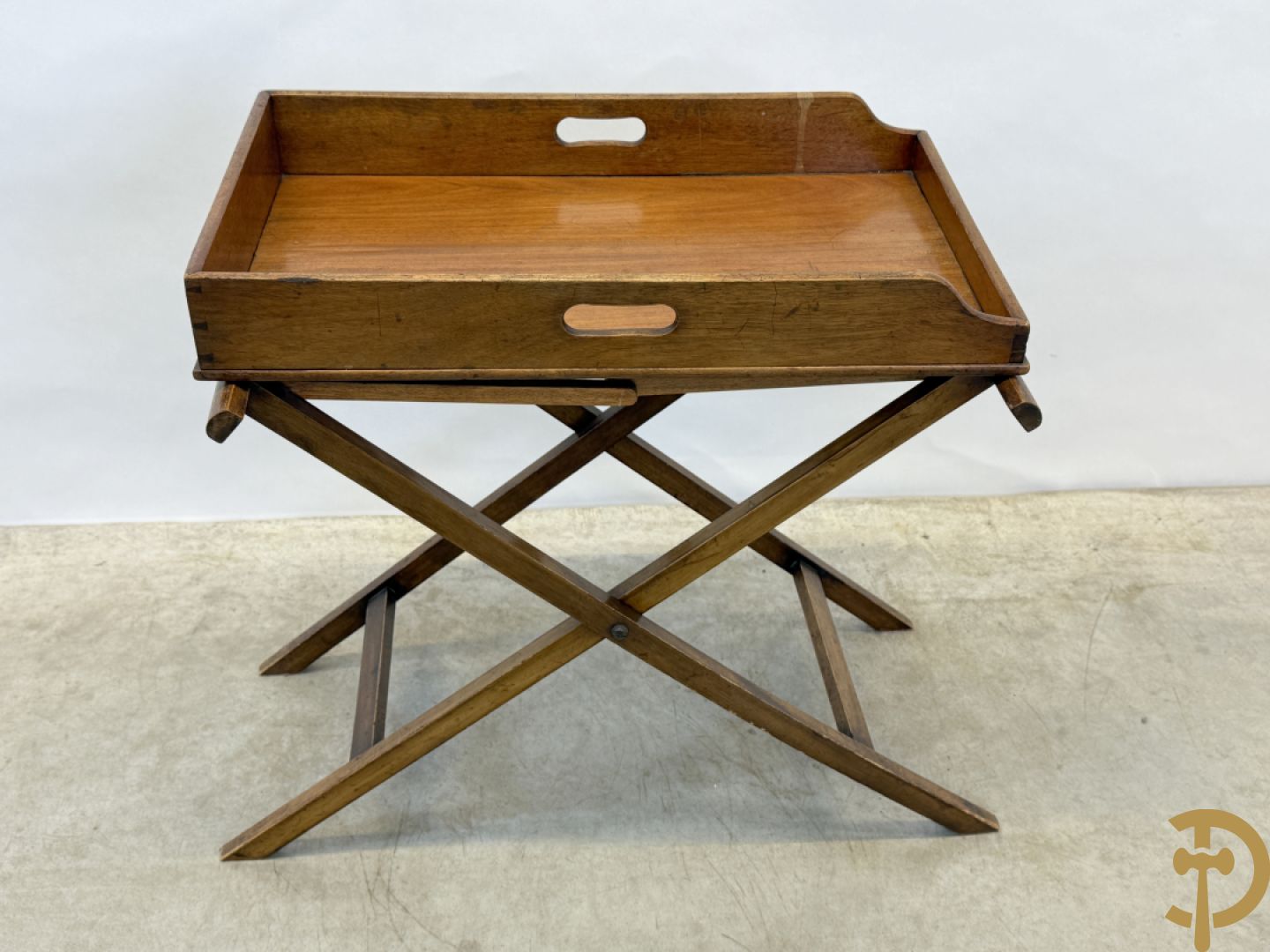 Engelse mahoniehouten butlertray op openklapbaar onderstel