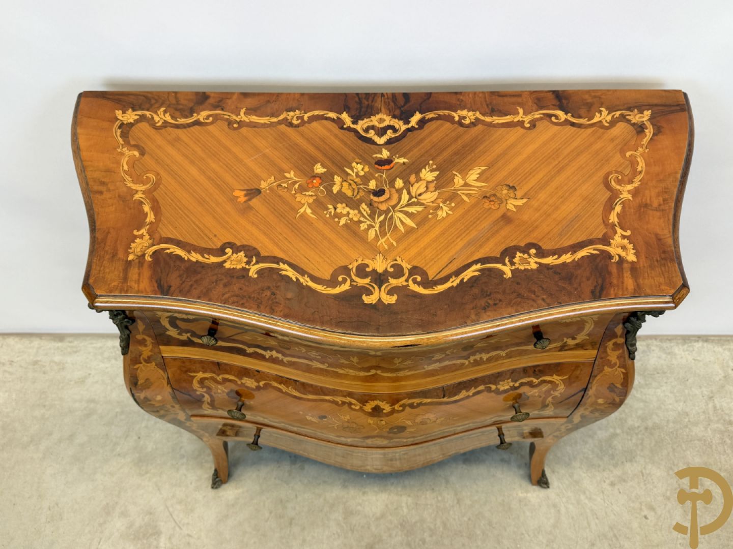 Gegalbeerde notelaren drieladencommode met bloemenmarquetterie