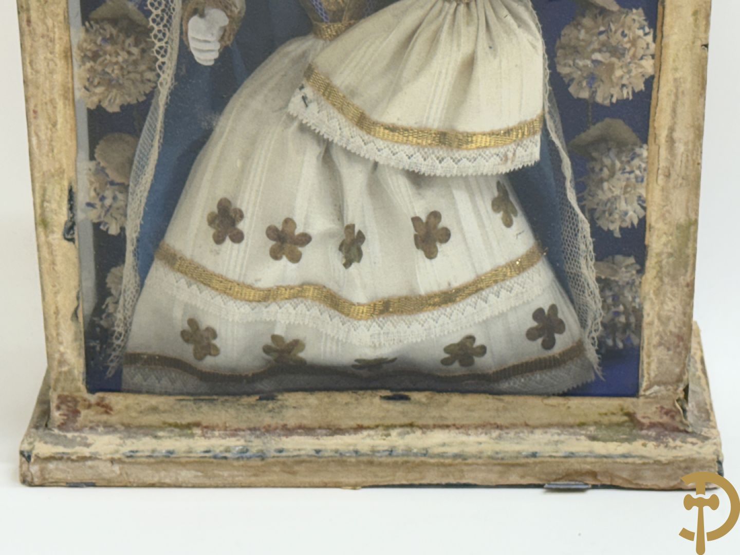 Voorstelling van Madonna met kind, deels verguld, deels geaquarelleerd - in ovale lijst + Voorstelling van Madonna met kind in textielwerk in ovale lijst + Madonna met kind in glazen kastje+ 2 kleine ovale medaillons in pijpaarde