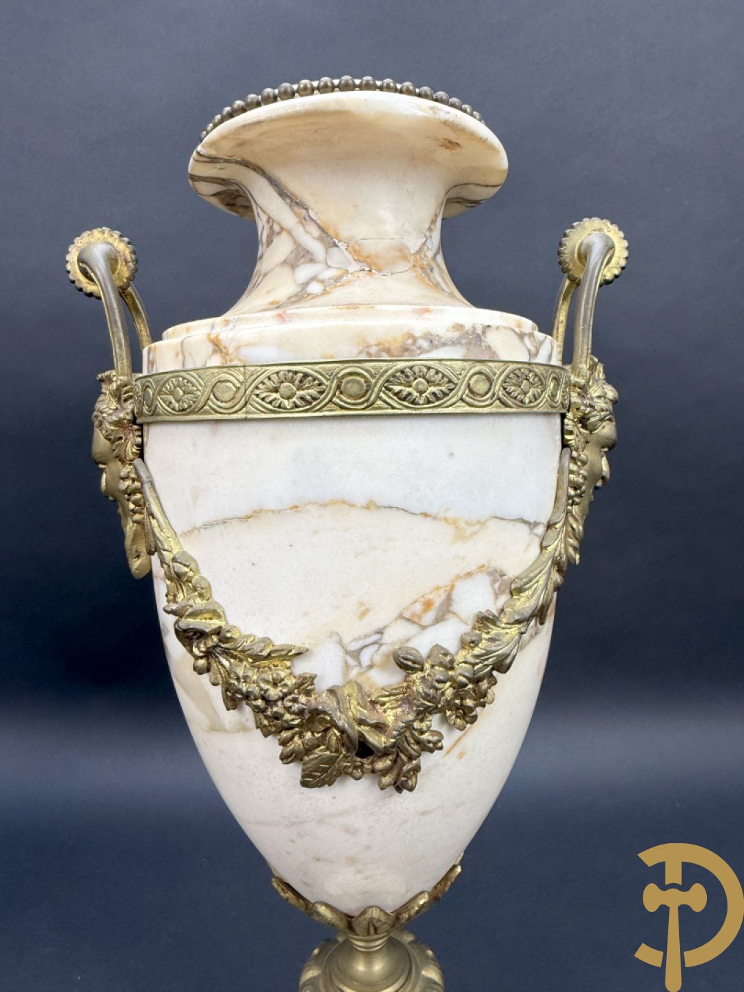 Paar marmeren cassolettes met hermenhoofden en guirlandes