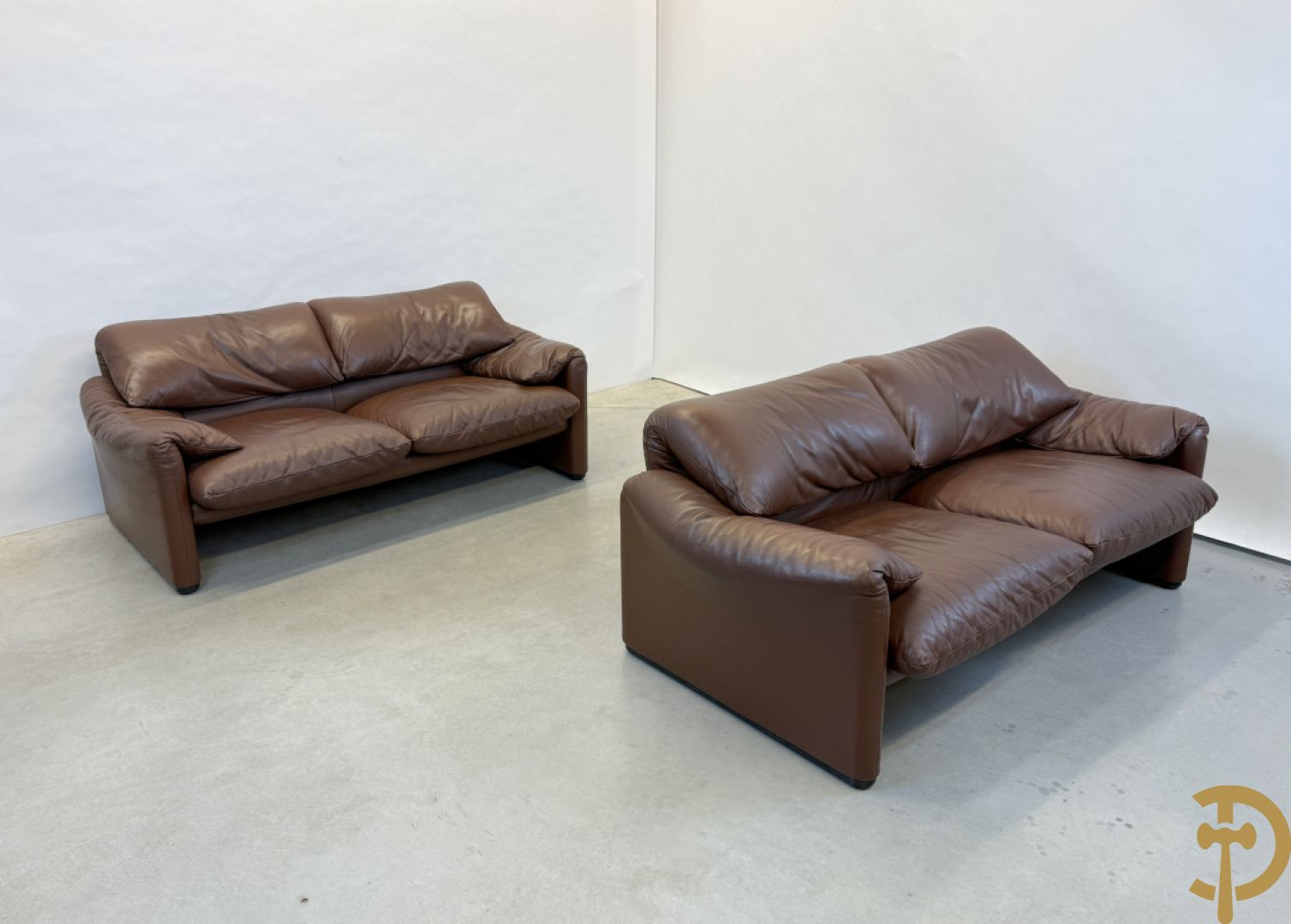 Paar bruin lederen canapé