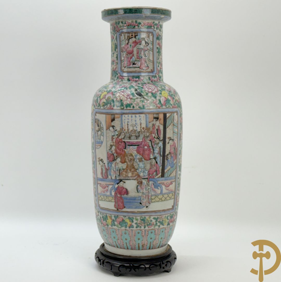 Chinese porseleinen vaas met geanimeerd decor en fond van bloemen, Kanton 19e