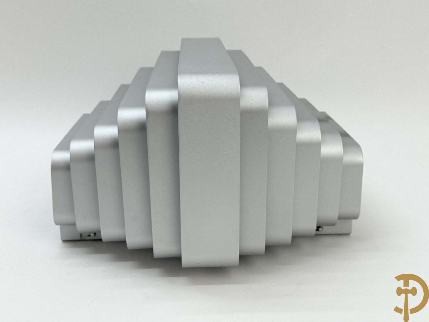 Paar verzilverde wandlampen naar model van Jules Wabbes, uitgegeven door Wever & Ducré