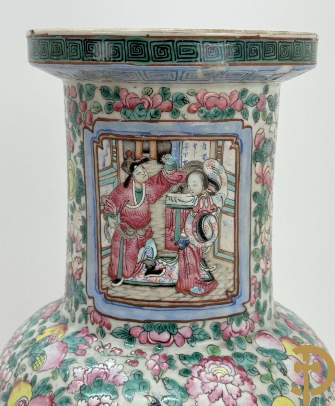 Chinese porseleinen vaas met geanimeerd decor en fond van bloemen, Kanton 19e