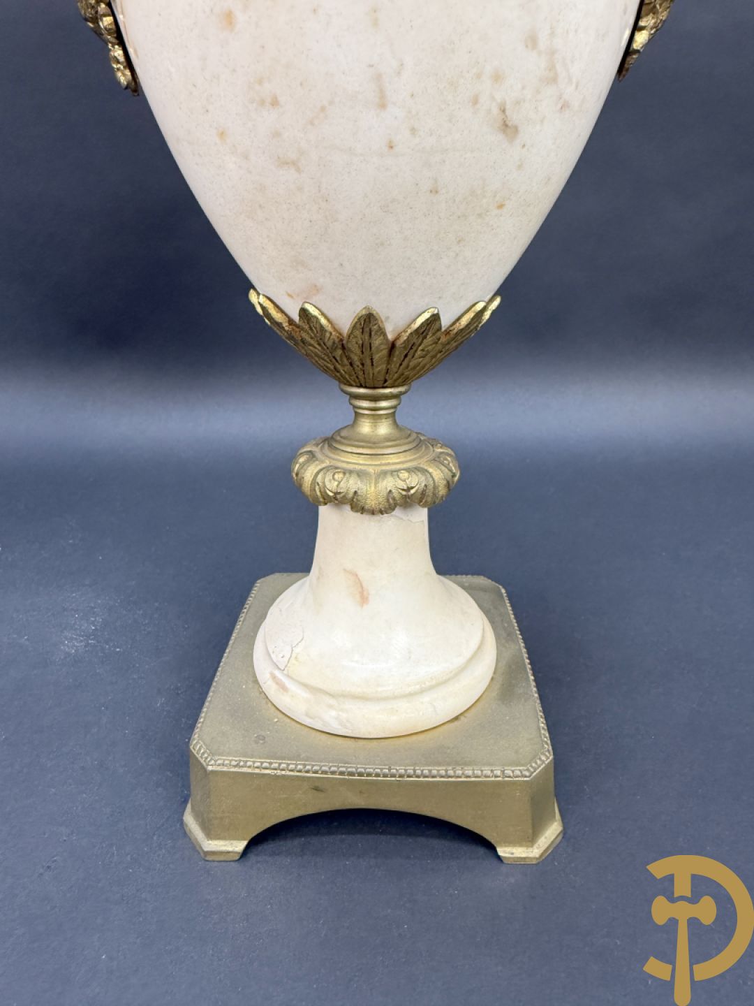 Paar marmeren cassolettes met hermenhoofden en guirlandes