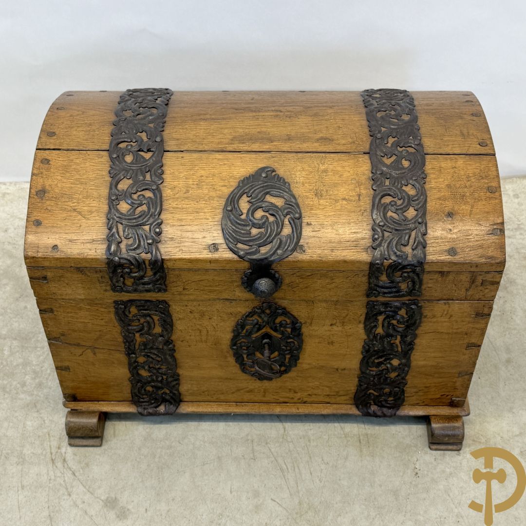 Massief eiken gebogen koffer met ijzeren handvaten en ijzerbeslag