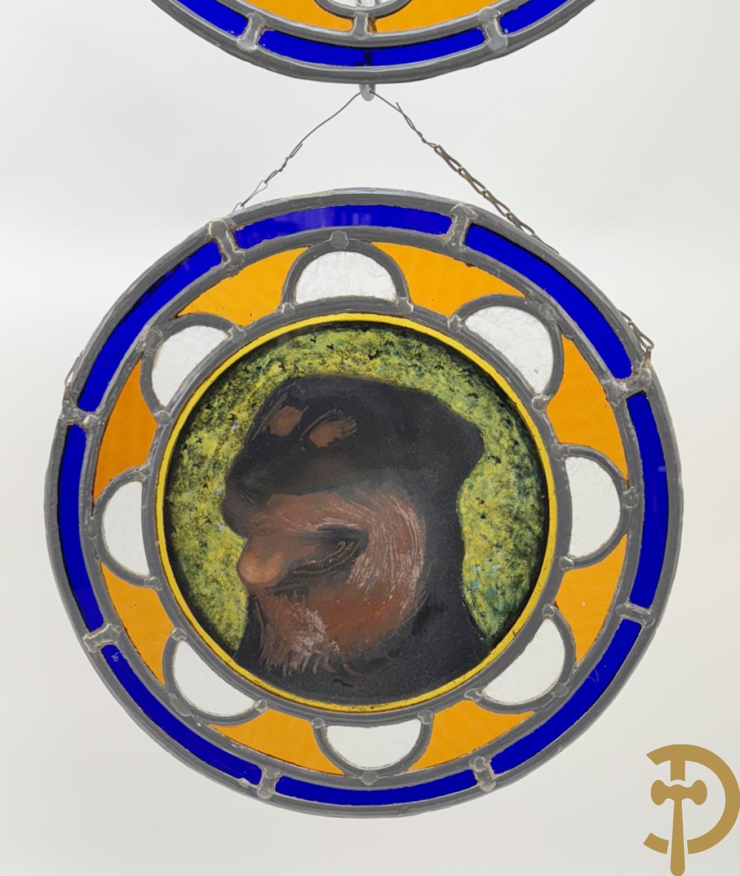 Vier gekleurde loodramen met afbeeldingen van honden