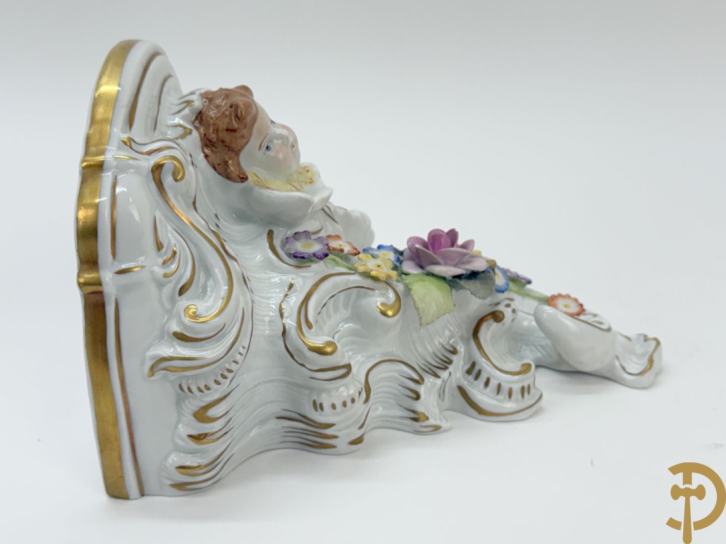 Paar porseleienen consooltjes met cupido